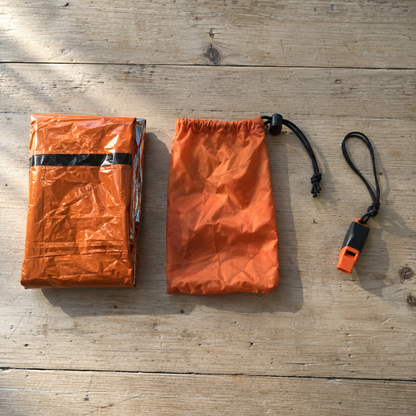 Contenido del paquete: saco vivac térmico plegado, funda de transporte y silbato de rescate